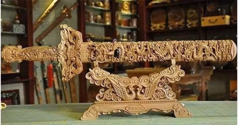 Bi mat thanh bao kiem va loi nguyen chet choc trong mo Can Long