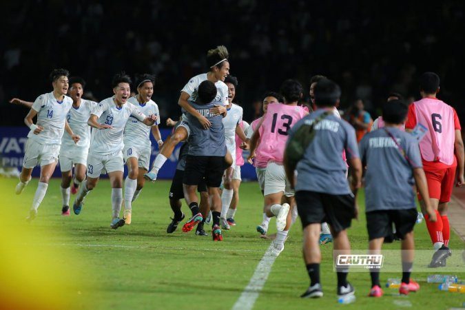 hút 90+3, Philippines ăn mừng như nổ tung với bàn thắng gỡ hoà 1-1 từ một pha đánh đầu của Pena Reyes.