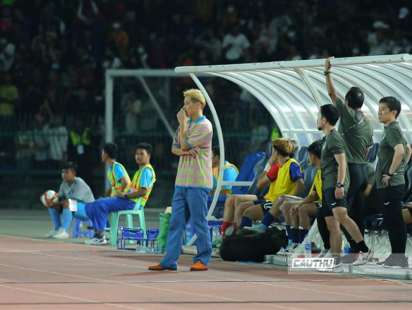 ựu danh thủ AC Milan toả ra vô cùng thất vọng và đứng chết lặng ở khu kỹ thuật của Campuchia.