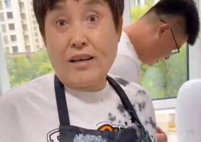 Hanh dong cua me chong khi con dau bieu tien khien co nghen ngao