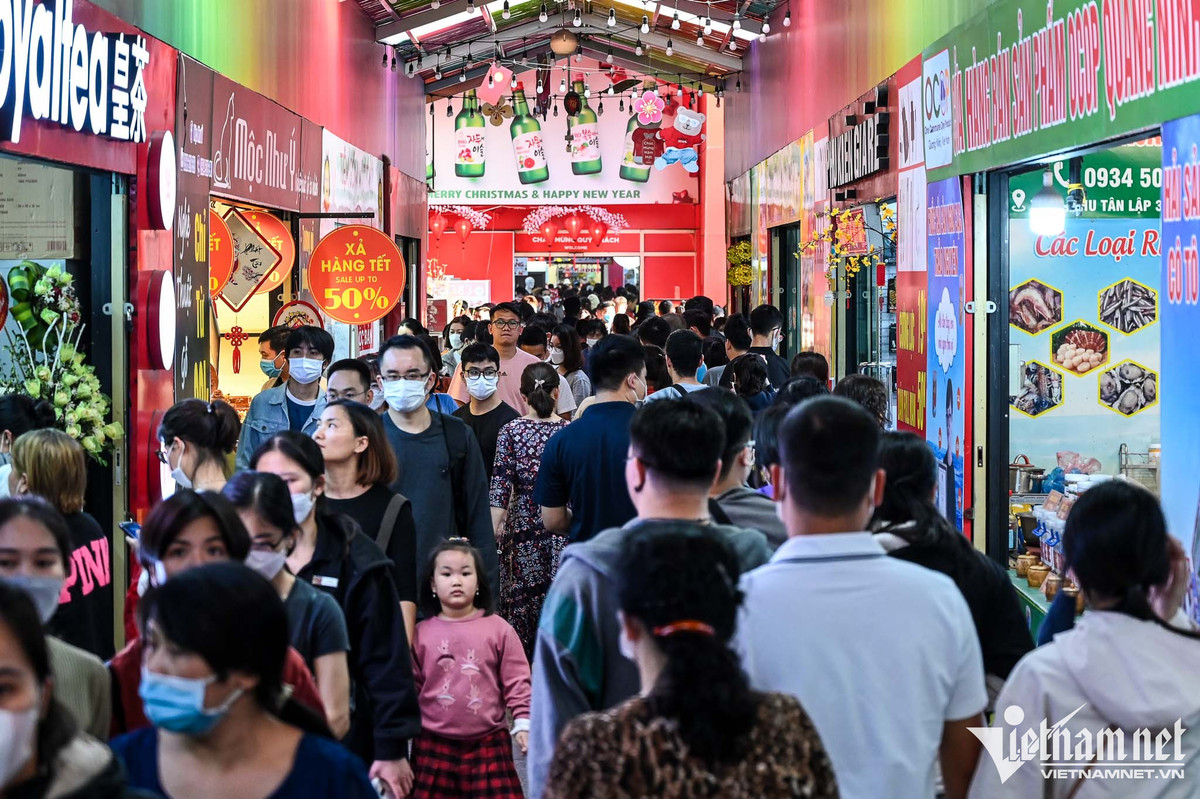 Càng về chiều muộn, lối ra vào siêu thị càng đông kín người.