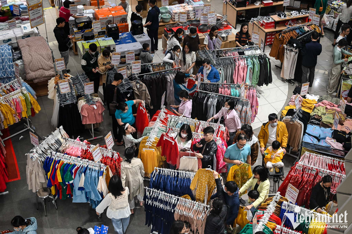 Cảnh tương tự tại siêu thị Aeon Mall Hà Đông. Các gian bán thời trang có khá nhiều người chọn quần áo mới để diện Tết.