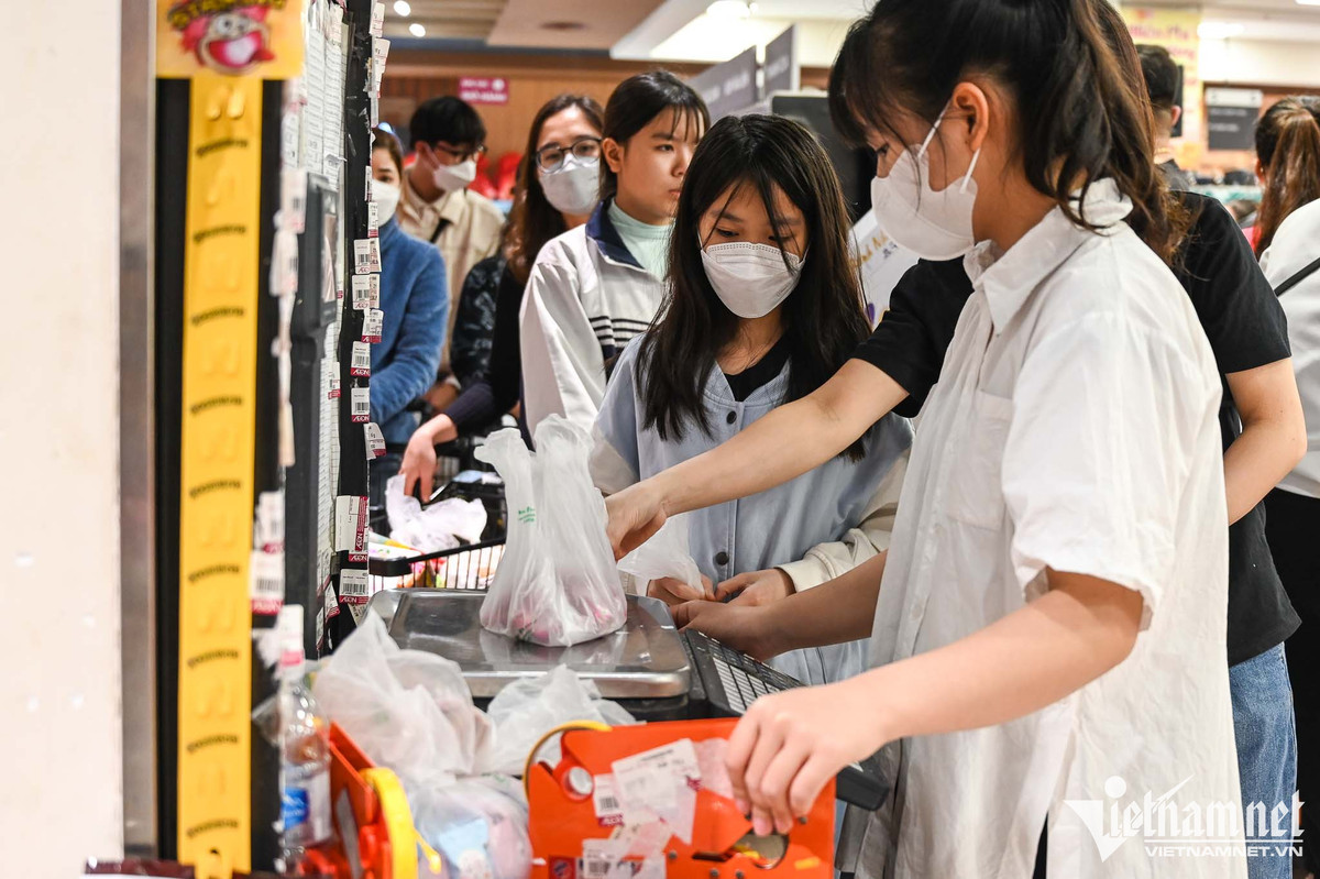 Khu vực cân hàng, nhiều khách xếp hàng chờ đến lượt.