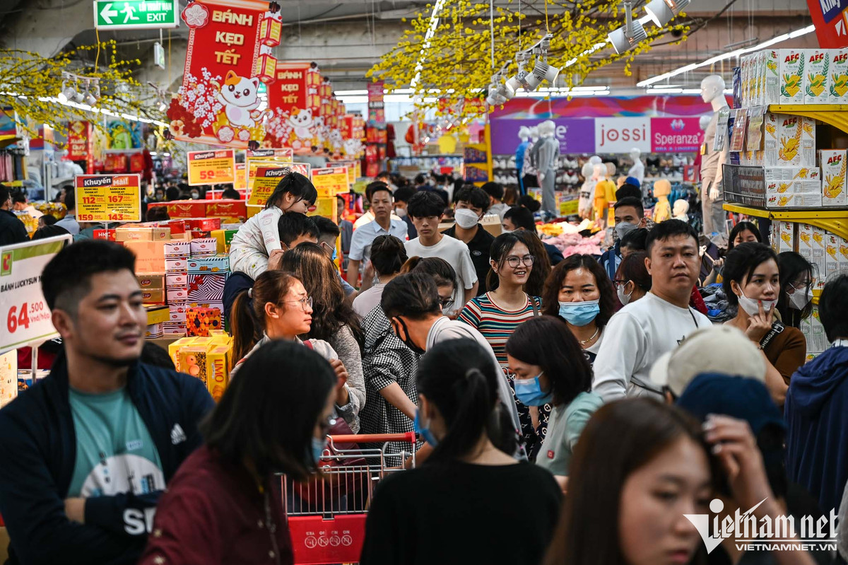 Lối đi giữa các kệ cũng chật kín khách, đặc biệt là khu vực bày hàng thực phẩm, đồ khô, bánh kẹo.