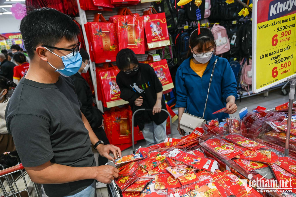 Phong bao lì xì cũng được bày bán tại đây. Chỉ cần nhìn thấy sắc đỏ là thấy không khí Tết đang cận kề.