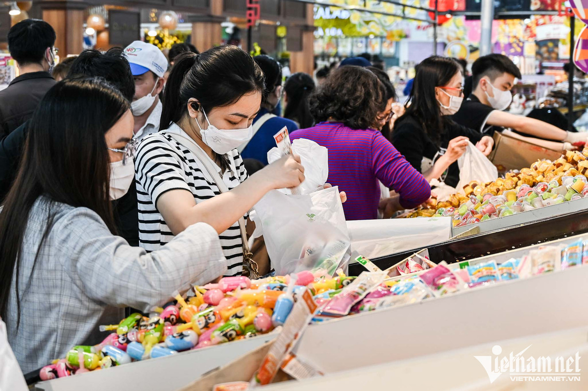 Tại quầy trưng bày thạch rau câu, bánh kẹo, chị em thi nhau bốc vào túi mang đi cân đo. Giá mỗi loại thạch từ 23.000 đến 49.000 đồng/kg.