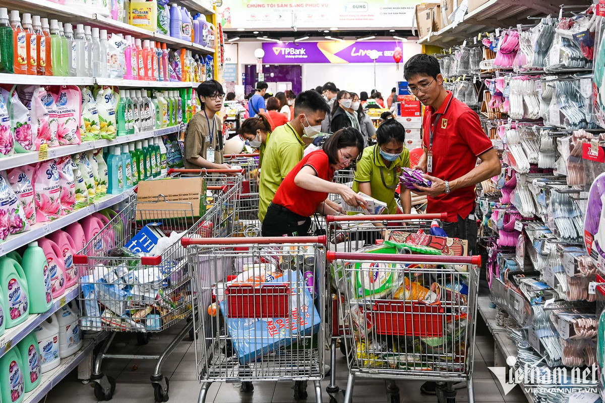 Các mặt hàng đồ gia dụng cũng được khách chọn lựa nhiều. Các kệ hàng liên tục được nhân viên siêu thị bổ sung sau khi bị rỗng.