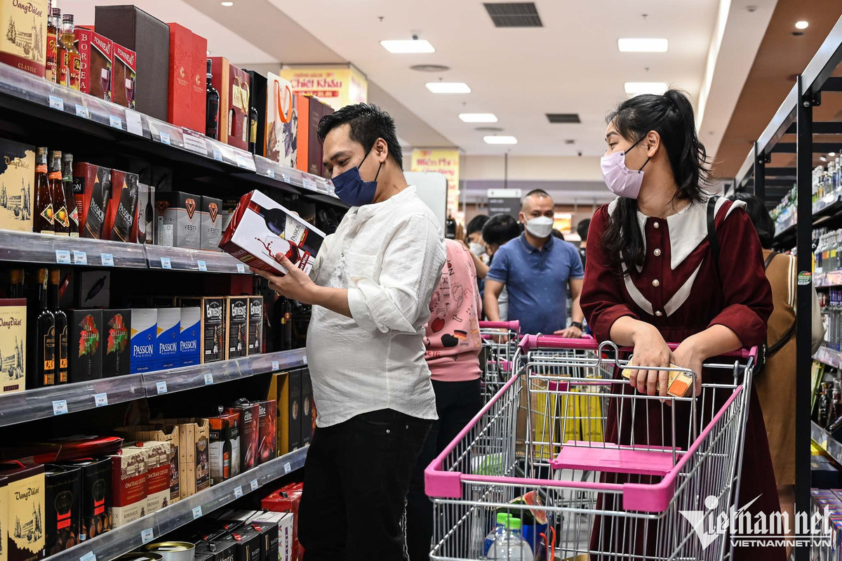 Nhiều người tìm rượu vang để làm quà biếu.