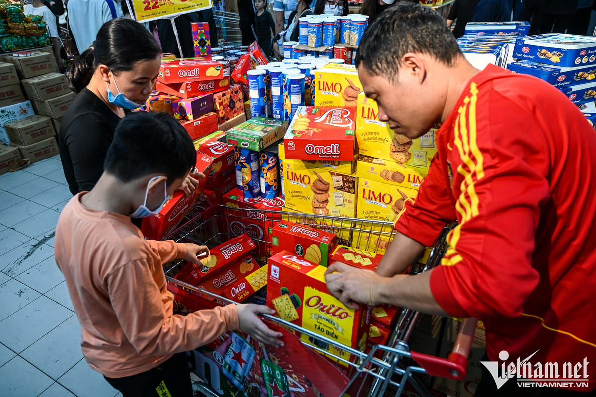 Các mặt hàng bánh kẹo, nước giải khát, mứt bán chạy. Nhiều gia đình chất đầy xe đẩy những hộp bánh ngọt, loại đồ dùng để tiếp khách trong những ngày Tết.