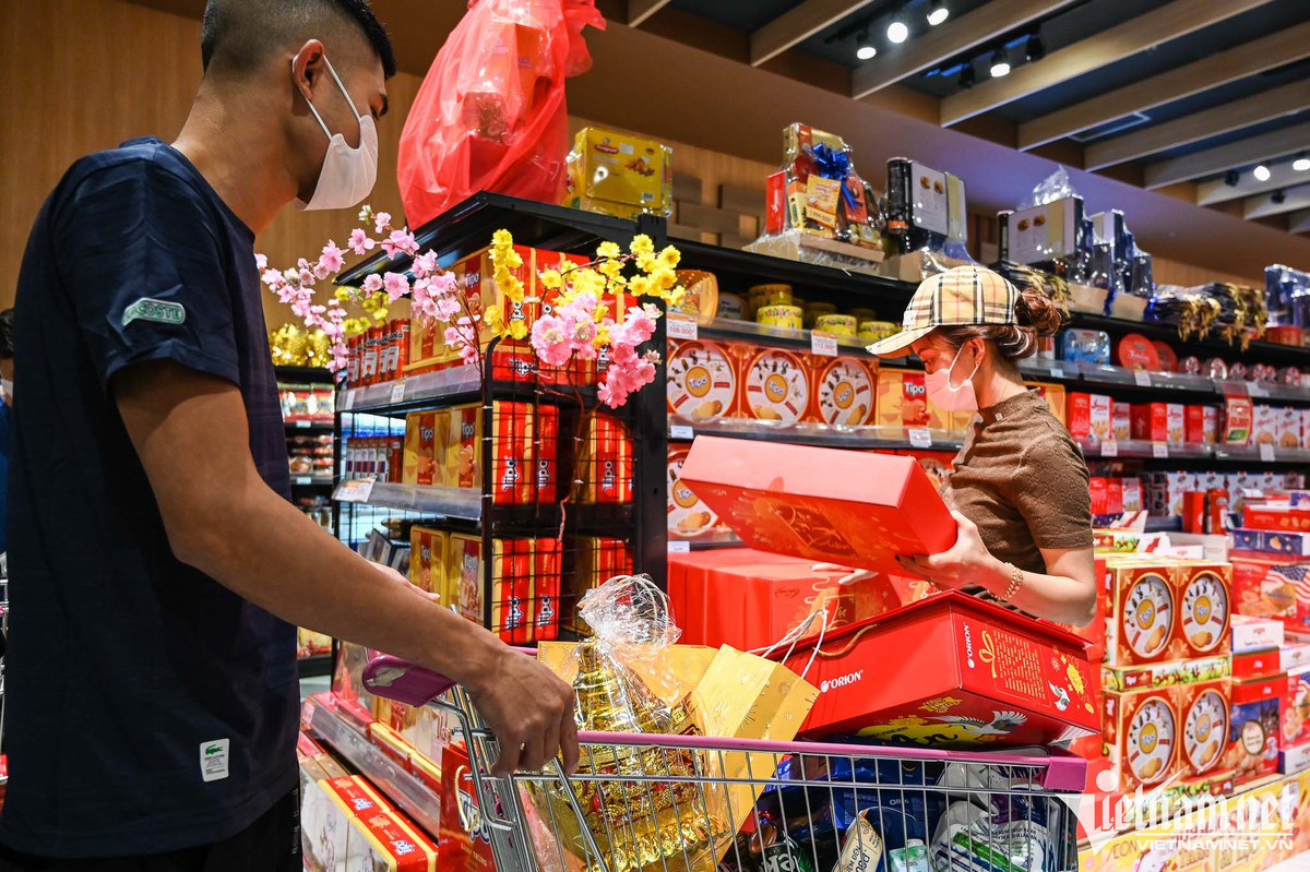 Nhiều mặt hàng được giảm giá mạnh để thúc đẩy mua sắm dịp cuối năm. Bánh kẹo, nhiều hộp quà, bánh trái được giảm giá từ 159.000 đồng xuống còn 125.000 đồng/hộp.