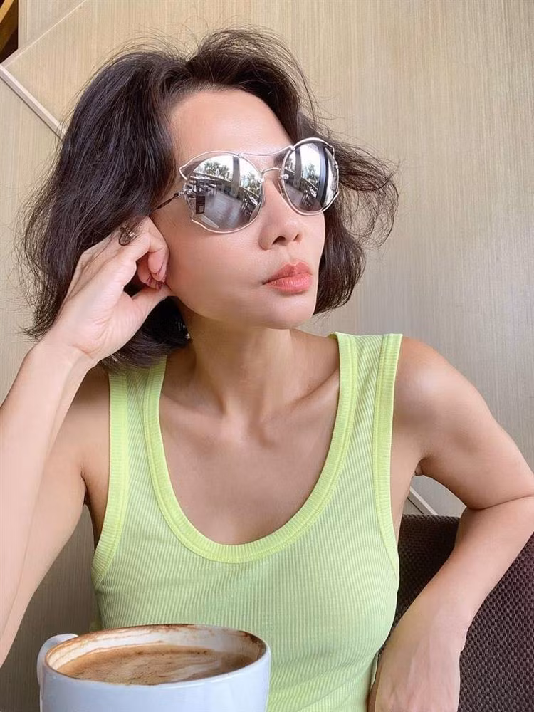 Hình ảnh cận gương mặt Thu Minh vào giữa tháng 12 không có gì "bất thường" ngoài hơi gầy.