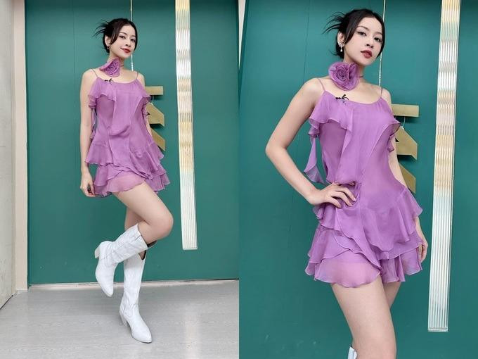 Ngoài trang phục công diễn, vẻ ngoài lúc tập luyện hay đến những sự kiện liên quan của Chi Pu cũng cho thấy sự kỳ công. Đặc biệt, hầu hết thiết kế thuộc thương hiệu Việt Nam. Chia sẻ với Dân trí, Hoàng Ku cho biết, anh muốn đưa thời trang Việt đến gần hơn với quốc tế. Bộ váy bèo nhún màu tím Chi Pu mặc cũng được diện bởi Rosé (Blackpink) và Shuhua ((G)I-DLE) (Ảnh: Hoàng Ku).