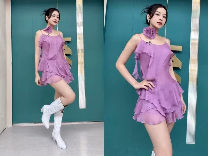 Ngoài trang phục công diễn, vẻ ngoài lúc tập luyện hay đến những sự kiện liên quan của Chi Pu cũng cho thấy sự kỳ công. Đặc biệt, hầu hết thiết kế thuộc thương hiệu Việt Nam. Chia sẻ với Dân trí, Hoàng Ku cho biết, anh muốn đưa thời trang Việt đến gần hơn với quốc tế. Bộ váy bèo nhún màu tím Chi Pu mặc cũng được diện bởi Rosé (Blackpink) và Shuhua ((G)I-DLE) (Ảnh: Hoàng Ku).