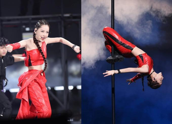 Trước đó, Chi Pu có màn biểu diễn múa cột gây ấn tượng. Bên trong bộ biker liền thân là sự kết hợp giữa chiếc áo crop top (áo ngắn) lệch vai và quần da ôm sát nhằm giúp cô dễ thực hiện vũ đạo. Quần dài cũng giúp cô che đi những vết bầm ở chân. Chọn chất liệu là khâu rất quan trọng, bởi nó phải đảm bảo tạo ma sát với thân cột, giúp ca sĩ bám vào được (Ảnh: Mango TV).
