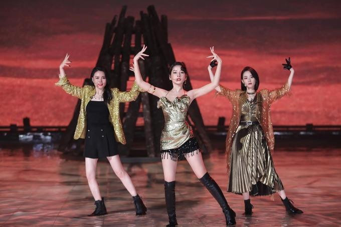 Bộ váy tông vàng đồng ở đêm công diễn 2 cũng là sản phẩm được biến tấu bởi Hoàng Ku. Phiên bản gốc dài đến đầu gối Chi Pu. Stylist đã cuốn phần tà tạo thành các nếp gấp và kết hợp cùng chiếc quần ngắn tua rua. Vì váy của ê-kíp chuẩn bị, anh không được cắt (Ảnh: Mango TV).