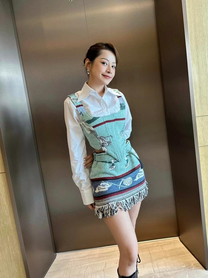 Yếu tố thời trang bền vững cũng được Hoàng Ku nhấn mạnh khi làm việc với nữ ca sĩ Hà thành. Anh đã làm váy bằng chiếc thảm cũ (Ảnh: Hoàng Ku).