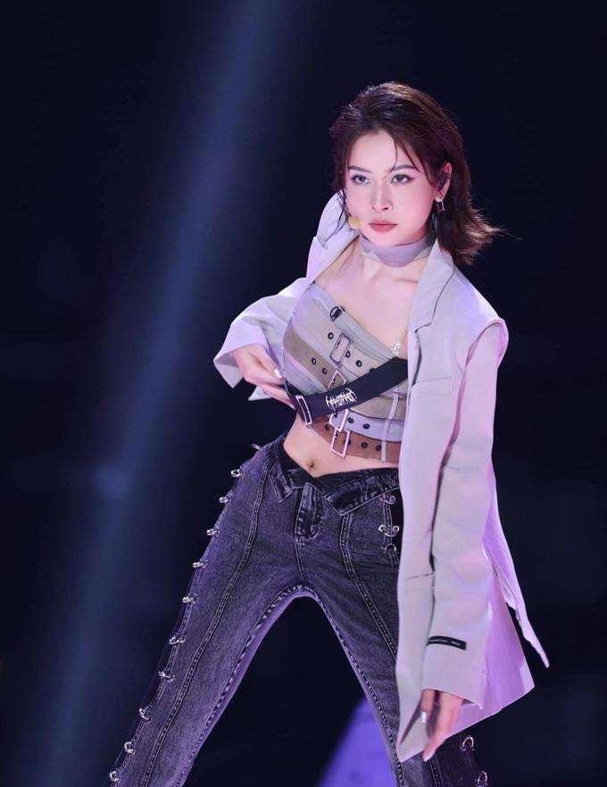 Sau vòng công diễn 5, từ khóa "Chi Pu có nhiều thắt lưng trên người" được tìm kiếm nhiều trên mạng xã hội Trung Quốc. Để phù hợp với chất pop trẻ trung, người đẹp 30 tuổi mặc áo quây, quần jeans tối màu cùng áo khoác blazer dáng rộng. Tuy nhiên, stylist Hoàng Ku cho biết, vẻ ngoài này không nằm trong kế hoạch, đã được ban tổ chức thay đổi. Quần túi hộp và áo blazer màu rêu mới là những món đồ được anh chuẩn bị ban đầu cho Chi Pu (Ảnh: Mango TV).