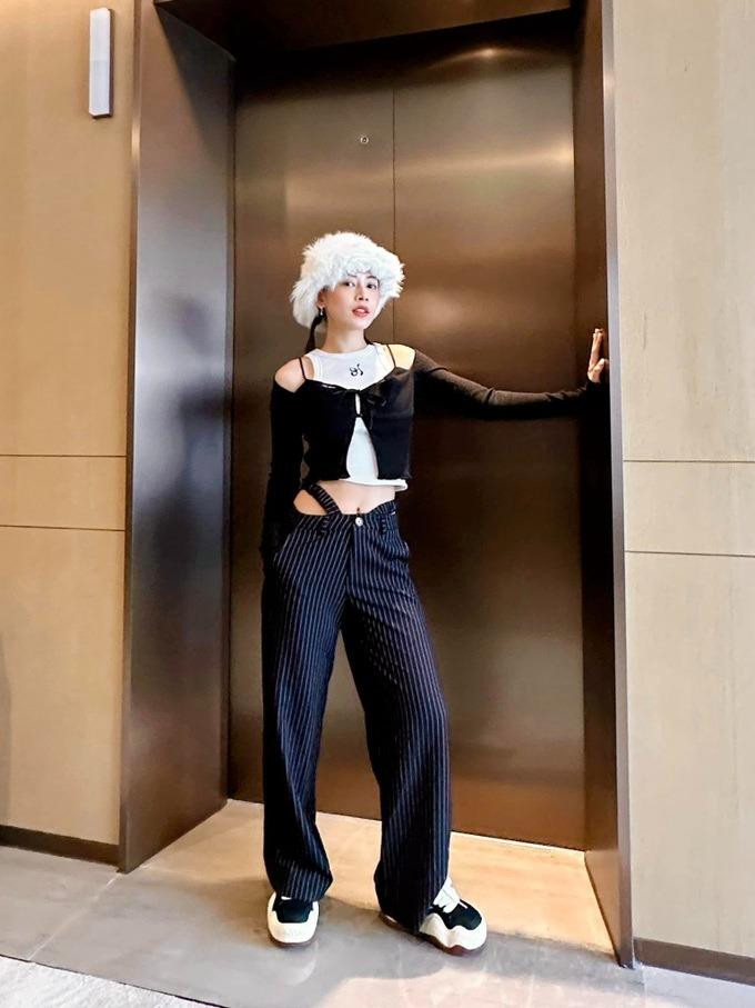 Ban đầu, vali đồ Hoàng Ku chuẩn bị cho Chi Pu chủ yếu bao gồm những trang phục có phần điệu đà. Chi tiết nơ, bèo nhún được ưu tiên. Tuy nhiên, anh đã tôn trọng mong muốn của Chi Pu và phối đồ đơn giản, năng động, đảm bảo độ thoải mái hơn cho cô để phù hợp với lịch trình tập luyện dày đặc (Ảnh: Hoàng Ku).