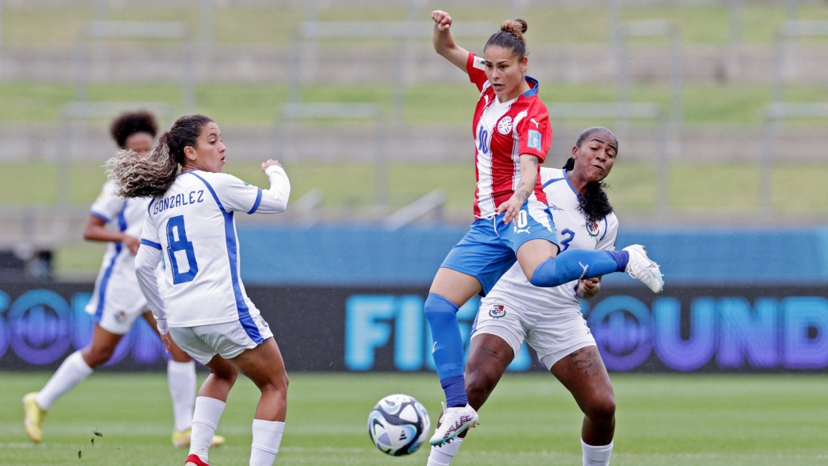 Cau thu nu coi ao an mung khi doi nha du World Cup-Hinh-2