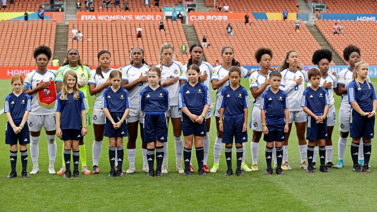 Cau thu nu coi ao an mung khi doi nha du World Cup-Hinh-8