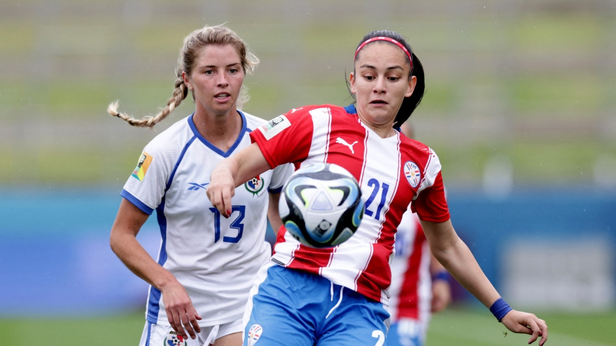 Cau thu nu coi ao an mung khi doi nha du World Cup