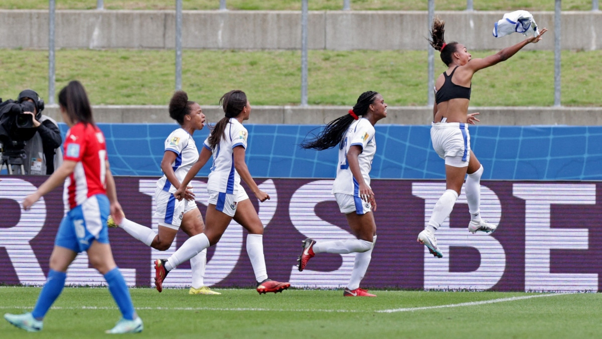 Cau thu nu coi ao an mung khi doi nha du World Cup-Hinh-5