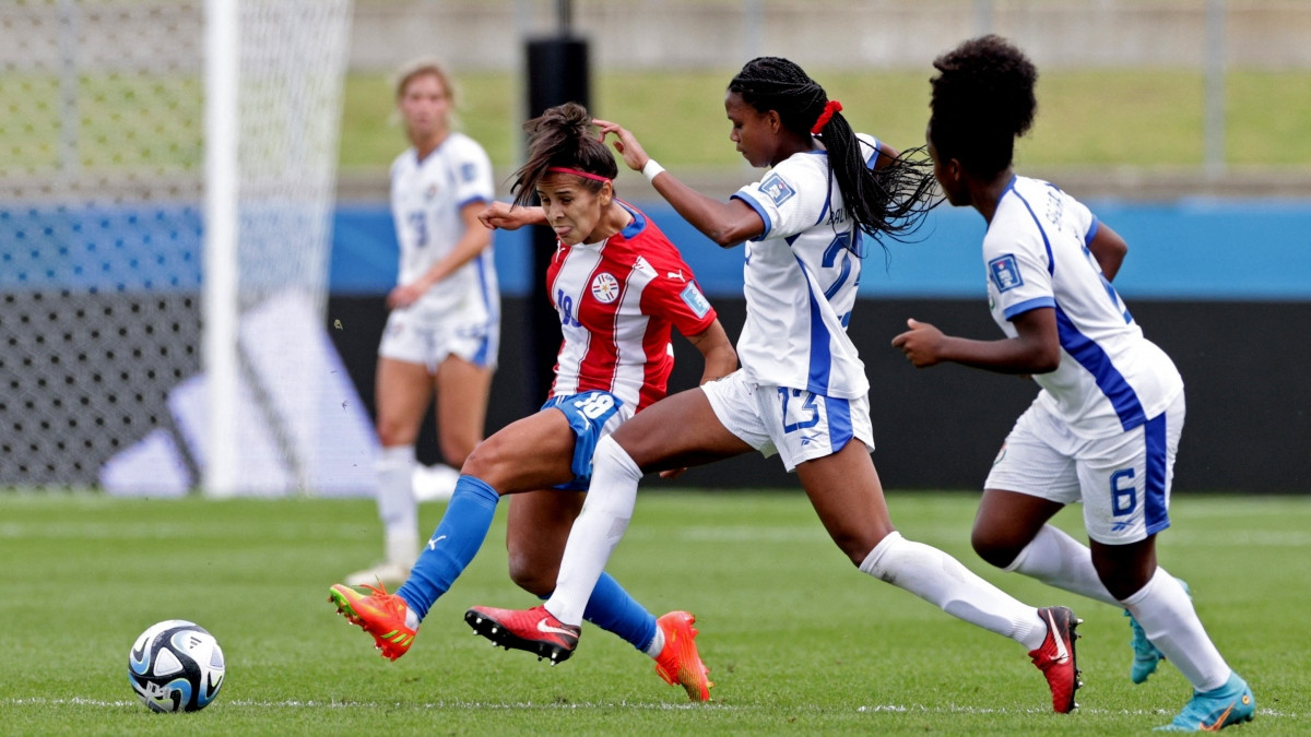 Cau thu nu coi ao an mung khi doi nha du World Cup-Hinh-7