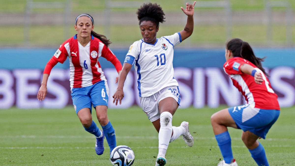 Cau thu nu coi ao an mung khi doi nha du World Cup-Hinh-3