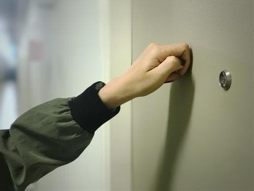 Di xa qua 3 ngay, ve nha phai go 3 lan moi mo cua-Hinh-2