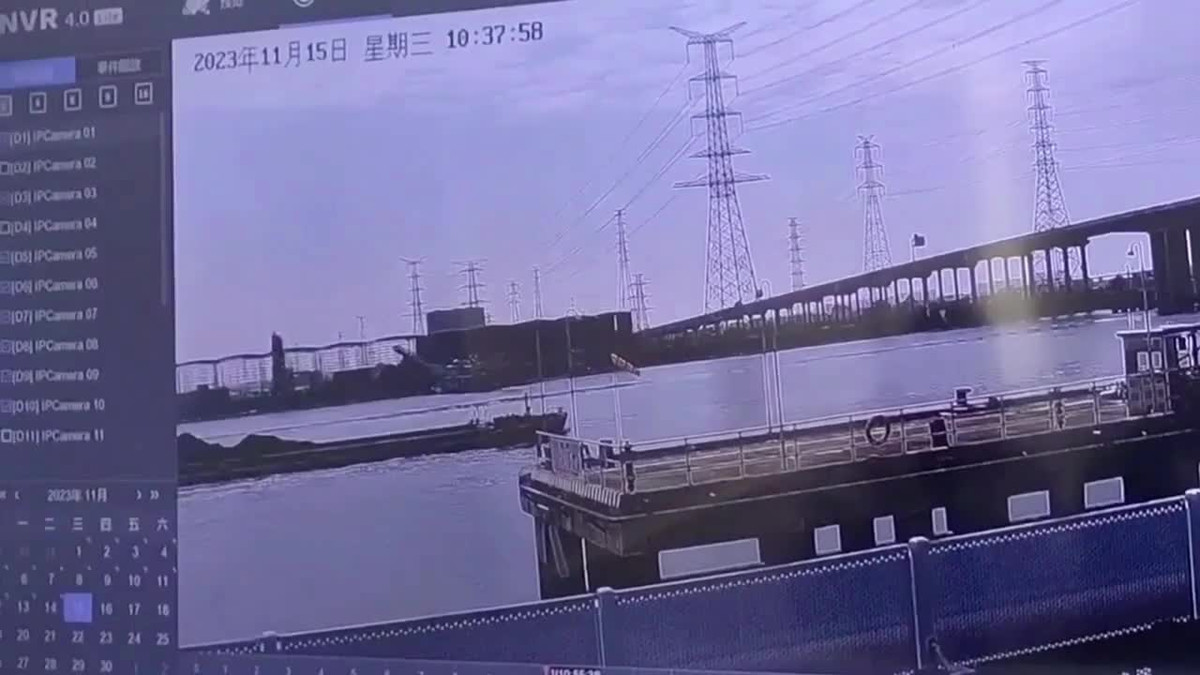 Video: Tau cho hang gay doi khi dang di chuyen tren bien