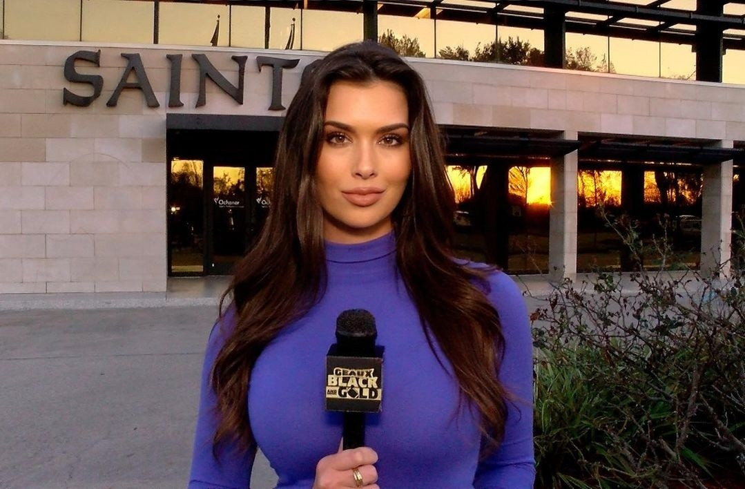 Ngày 10/1, Aileen Hnatiuk (27 tuổi) đăng tải bức ảnh kỷ niệm mùa giải 2022 của Giải Bóng bầu dục Quốc gia Mỹ (NFL). Trong bức hình, cô diện chiếc áo cổ lọ màu tím, tạo dáng trước trụ sở đội New Orleans Saints. Bức ảnh nhanh chóng nhận được hơn 6 triệu lượt xem, 40.000 lượt thích trên Twitter nhờ nhan sắc cuốn hút của nữ phóng viên thể thao, theo New York Post.