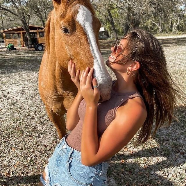 Ngoài bóng chuyền, cô gái 27 tuổi dành nhiều thời gian cho sở thích cưỡi ngựa. Bên cạnh đó, cô tham gia một số môn vận động như chạy bộ, đạp xe, boxing để rèn luyện sức khỏe và duy trì vóc dáng.