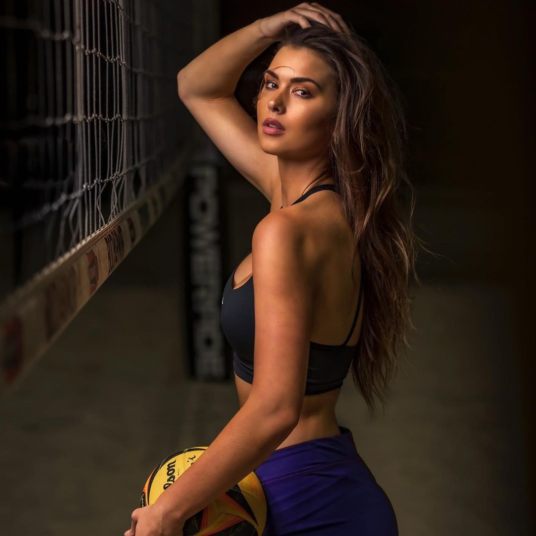 Là con gái của vận động viên golf Glen Hnatiuk, Aileen tiếp xúc với nhiều môn thể thao từ nhỏ và có thời gian thi đấu bóng chuyền. Ngoài ra, cô gái sinh năm 1996 từng tham gia một số cuộc thi sắc đẹp.