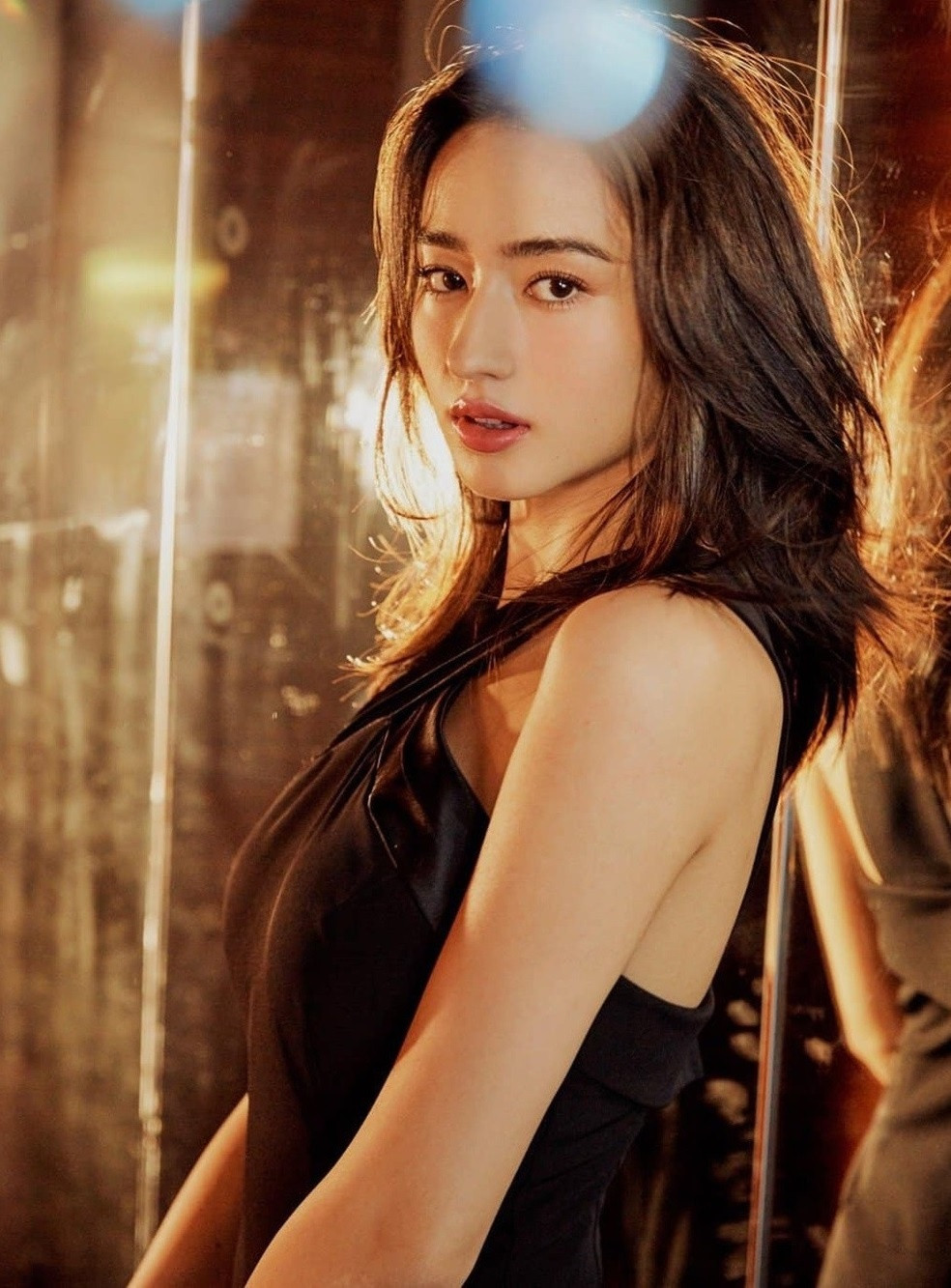 Khi Lý Uyển Đát đảm nhiệm vai Hoa Tranh, dù chỉ là nhân vật phụ, nhiều người vẫn mong chờ cô sẽ thể hiện tốt, giúp nâng cao danh tiếng. Những ngày qua, nữ diễn viên sinh năm 2003 được đánh giá có nhan sắc lấn lướt nữ chính Hoàng Dung do Trang Đạt Phi đóng.