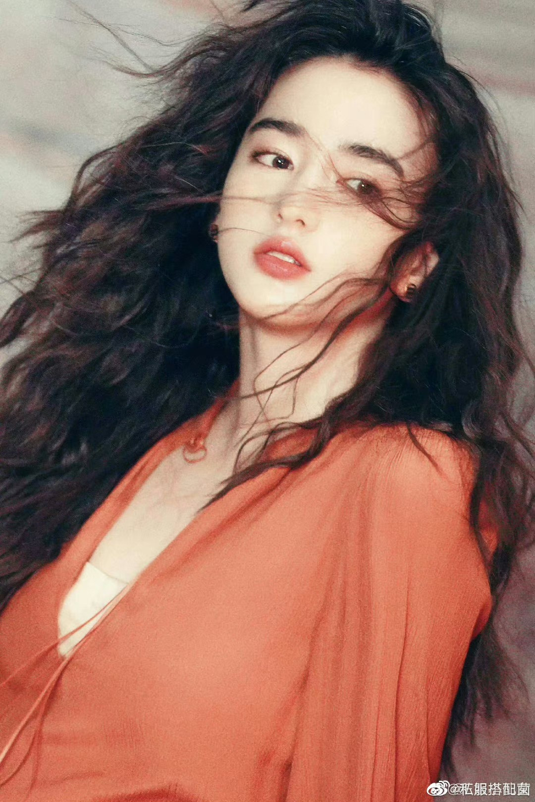 Hoa Tranh là con gái của Thành Cát Tư Hãn, sống ở Mông Cổ. Cô có hôn ước với Quách Tĩnh nhưng không thể kết duyên vợ chồng trọn đời vì anh đem lòng yêu Hoàng Dung. Lý Uyển Đát sinh năm 2003, đang theo học tại Học viện múa Bắc Kinh. Cô là diễn viên trẻ được đạo diễn Vương Gia Vệ nâng đỡ nhiều năm qua.