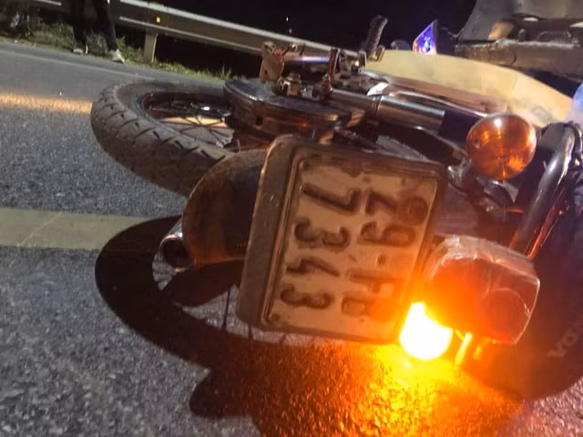 Tai nan giao thong lien hoan, xe tai mat lai lao thang xuong nuoc-Hinh-3