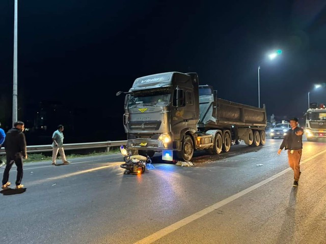 Tai nan giao thong lien hoan, xe tai mat lai lao thang xuong nuoc-Hinh-2