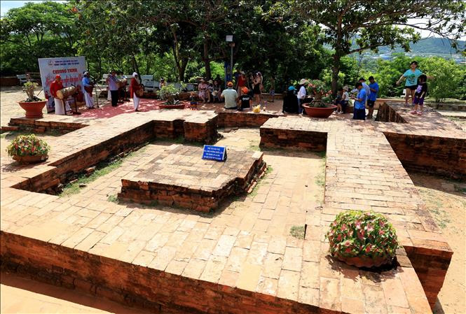 Phế tích Đài thờ trong khu di tích tháp Po Sah Inư.