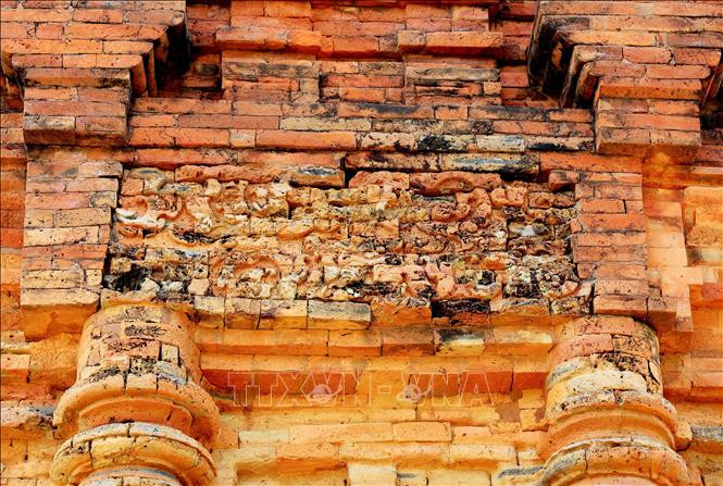 Chi tiết kiến trúc trên tháp Po Sah Inư mang đặc trưng nghệ thuật trang trí của người Chăm xưa.