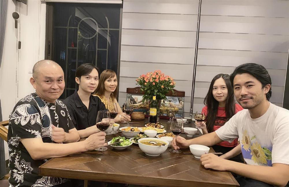 on trai nghệ sĩ Xuân Hinh trong ảnh tập thể chụp chung cùng gia đình.