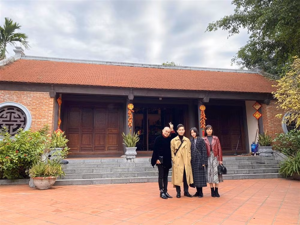 Người hâm mộ không chỉ yêu thích Xuân Hinh bởi tài năng hơn người mà còn ngưỡng mộ bởi anh có một gia đình hạnh phúc trong suốt nhiều năm qua.