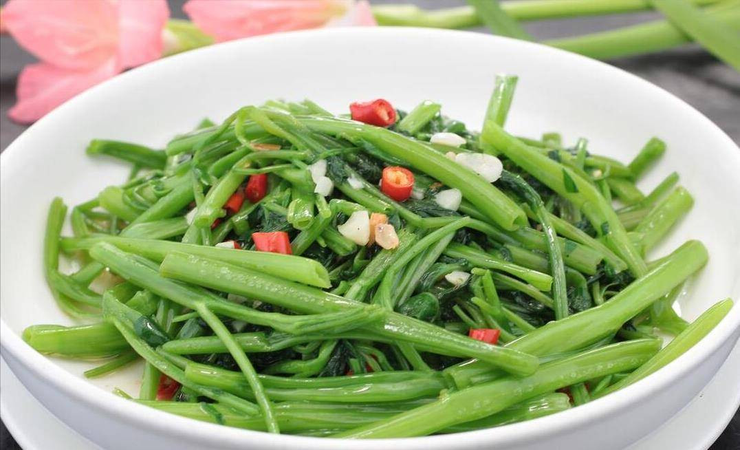 Tuyệt chiêu giúp rau muống xào xanh như ngọc, giòn ngọt hết chê - Hình 5 Tuyet chieu giup rau muong xao xanh nhu ngoc, gion ngot het che-Hinh-5