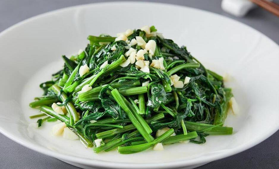 Tuyệt chiêu giúp rau muống xào xanh như ngọc, giòn ngọt hết chê - Hình 6 Tuyet chieu giup rau muong xao xanh nhu ngoc, gion ngot het che-Hinh-6