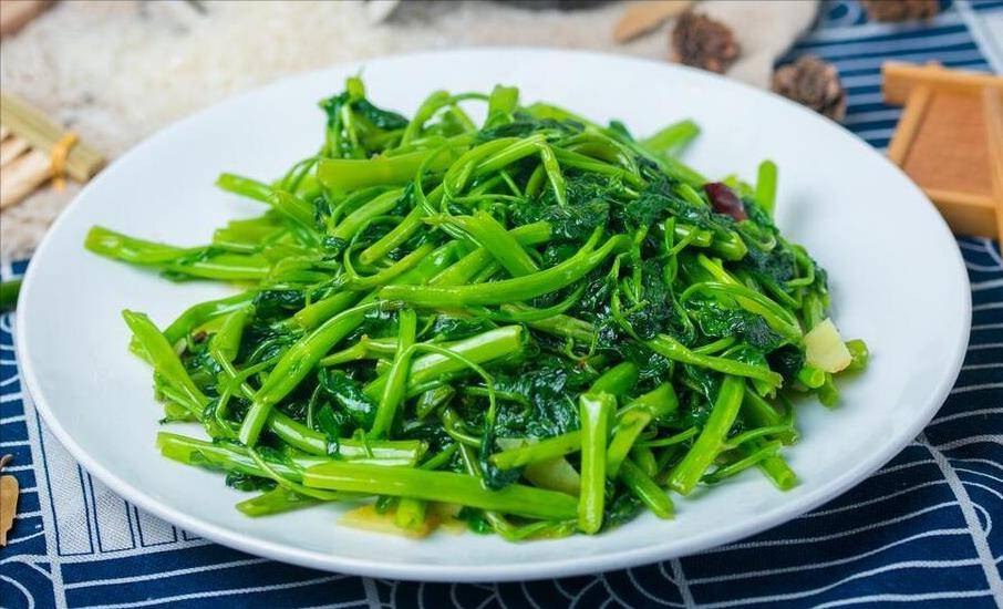 Tuyệt chiêu giúp rau muống xào xanh như ngọc, giòn ngọt hết chê - Hình 4 Tuyet chieu giup rau muong xao xanh nhu ngoc, gion ngot het che-Hinh-4