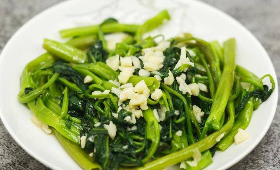 Tuyệt chiêu giúp rau muống xào xanh như ngọc, giòn ngọt hết chê - Hình 2 Tuyet chieu giup rau muong xao xanh nhu ngoc, gion ngot het che-Hinh-2