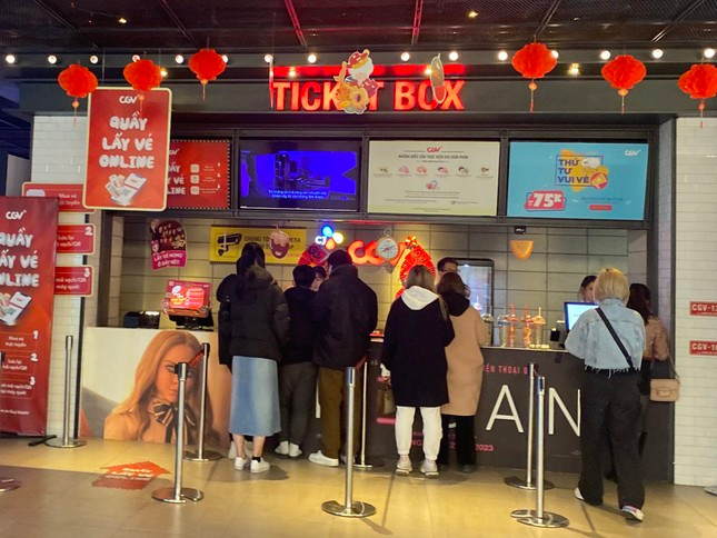 Rạp chiếu phim cũng đông khách từ sáng tới khuya, các suất chiếu muộn lúc 22-23h vẫn không giảm độ "hot"