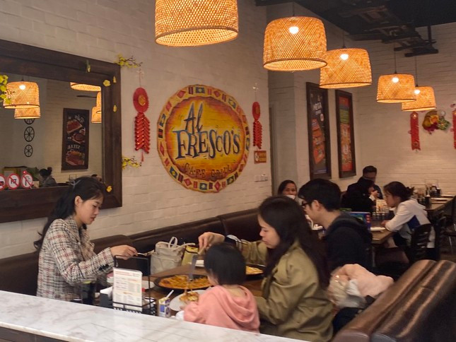 Nhà hàng ăn nhanh, món Tây rất đông khách, được nhiều gia đình, các bạn trẻ lựa chọn đổi vị sau những mâm cơm truyền thống ngày Tết