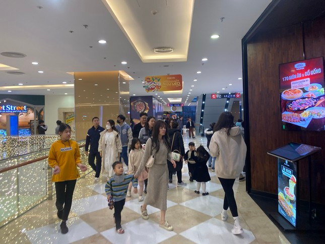 Thời tiết Hà Nội khá lạnh trong ngày nghỉ lễ, vì vậy rất nhiều gia đình có con nhỏ lựa chọn trung tâm thương mại làm nơi vui chơi, ăn uống. Tầng ẩm thực nườm nượp khách, hầu hết nhà hàng đều kín bàn, phải đặt trước