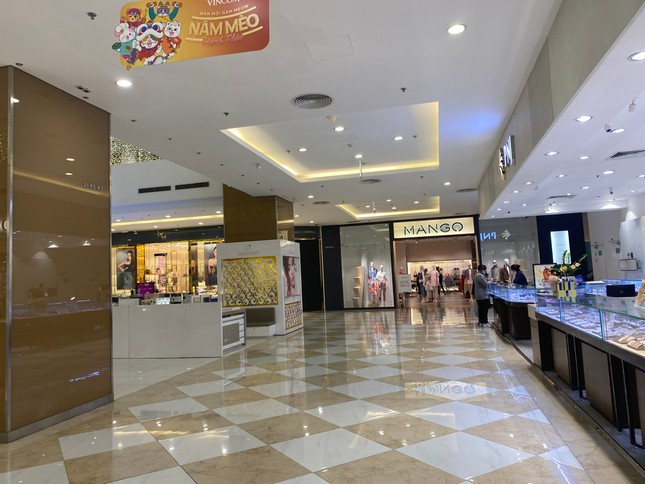 Trái với sự tấp nập của các khu vui chơi, ăn uống, thì khu vực mua sắm trong các trung tâm thương mại dù mở xuyên Tết vẫn rất vắng vẻ