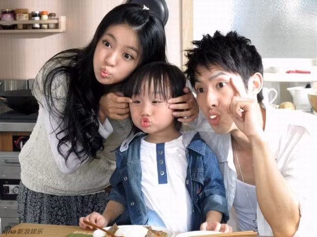 Sao nhi hai tuoi noi khap chau A, 18 tuoi lam nhan vien ve sinh-Hinh-4